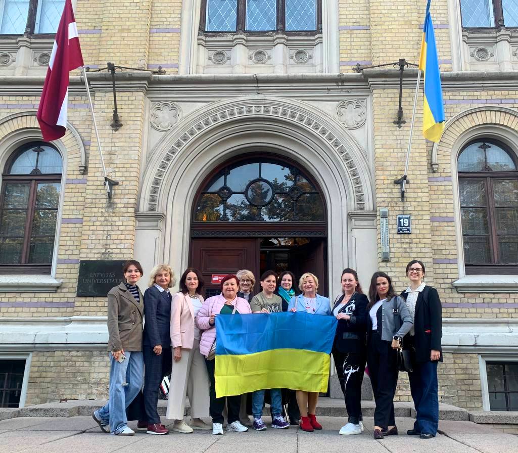 У перший день візиту біля приміщення старого корпусу університету